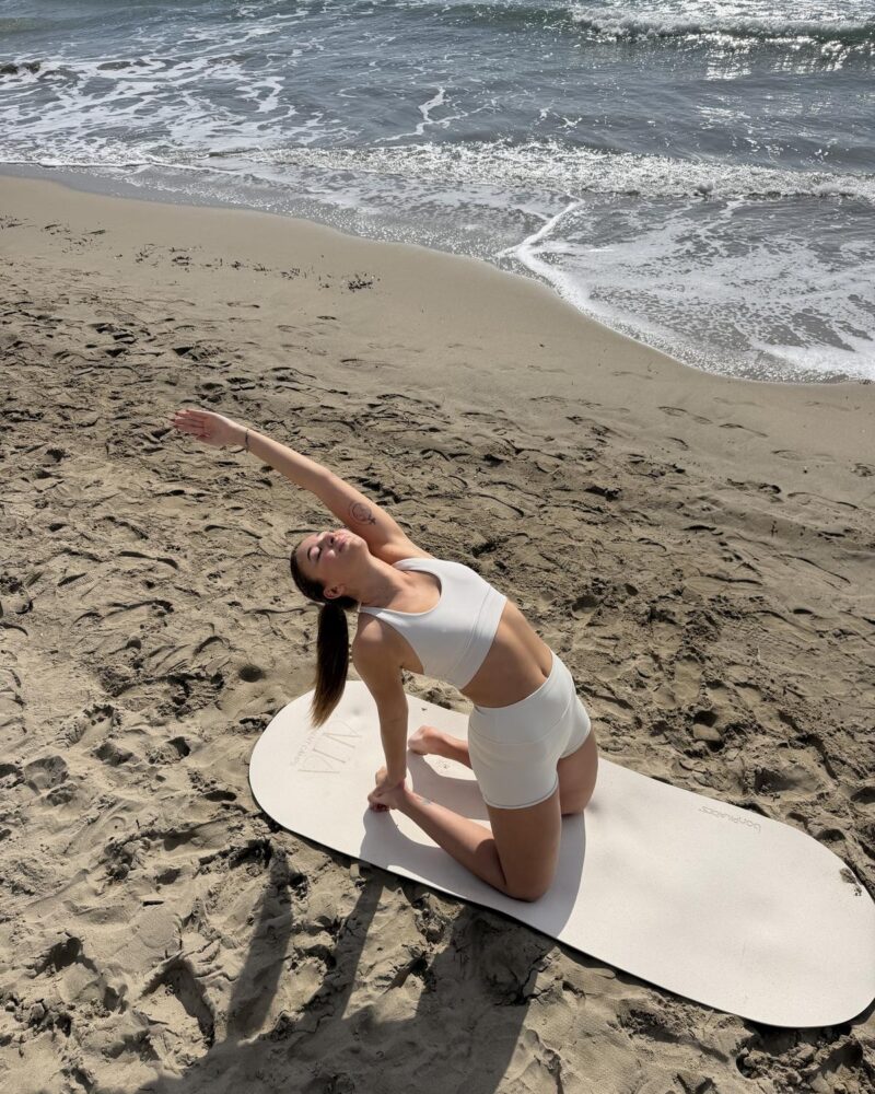 Poranny trening na plaży podczas campu